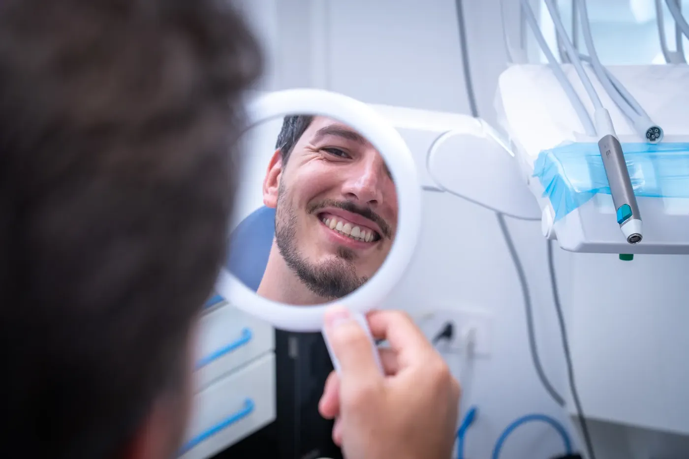 Sorriso dopo sbiancamento professionale, paziente allo specchio, Perugia